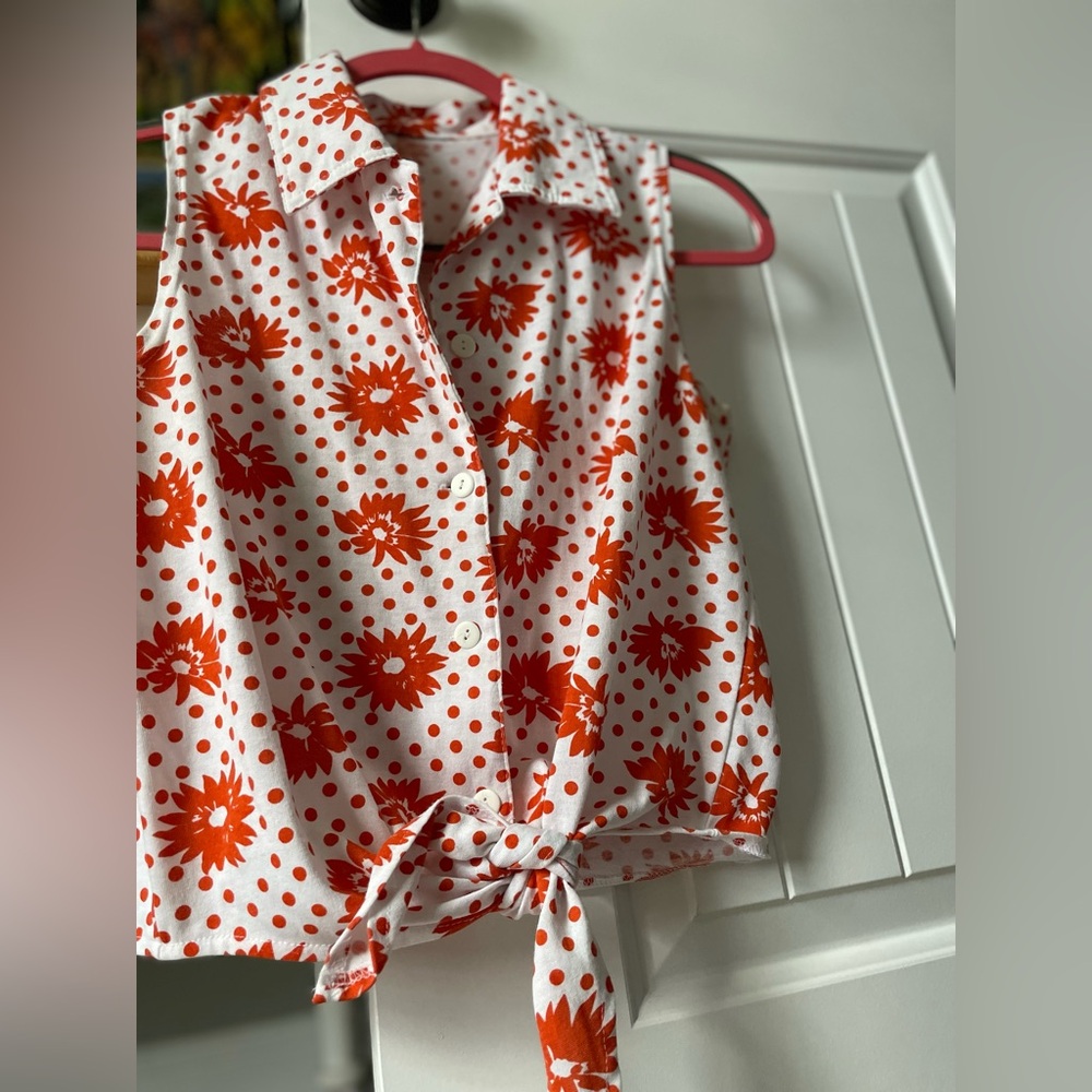 Vintage Floral Sleeveless Tie-Front Top - Red and White - Picture 3 of 16